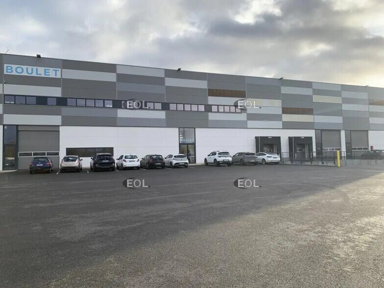 Flex in Neuville-sur-Oise for lease - Building Photo - Image 1 of 9