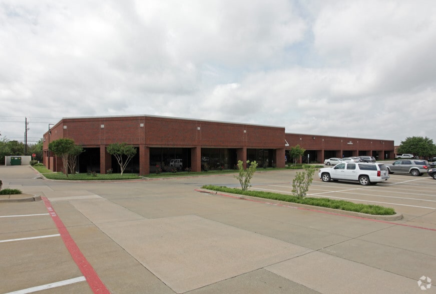 3418 Midcourt Rd, Carrollton, TX for lease - Primary Photo - Image 1 of 12