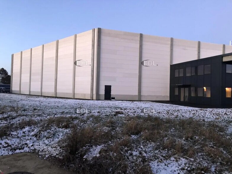 Flex in Dourdan for lease - Building Photo - Image 1 of 1