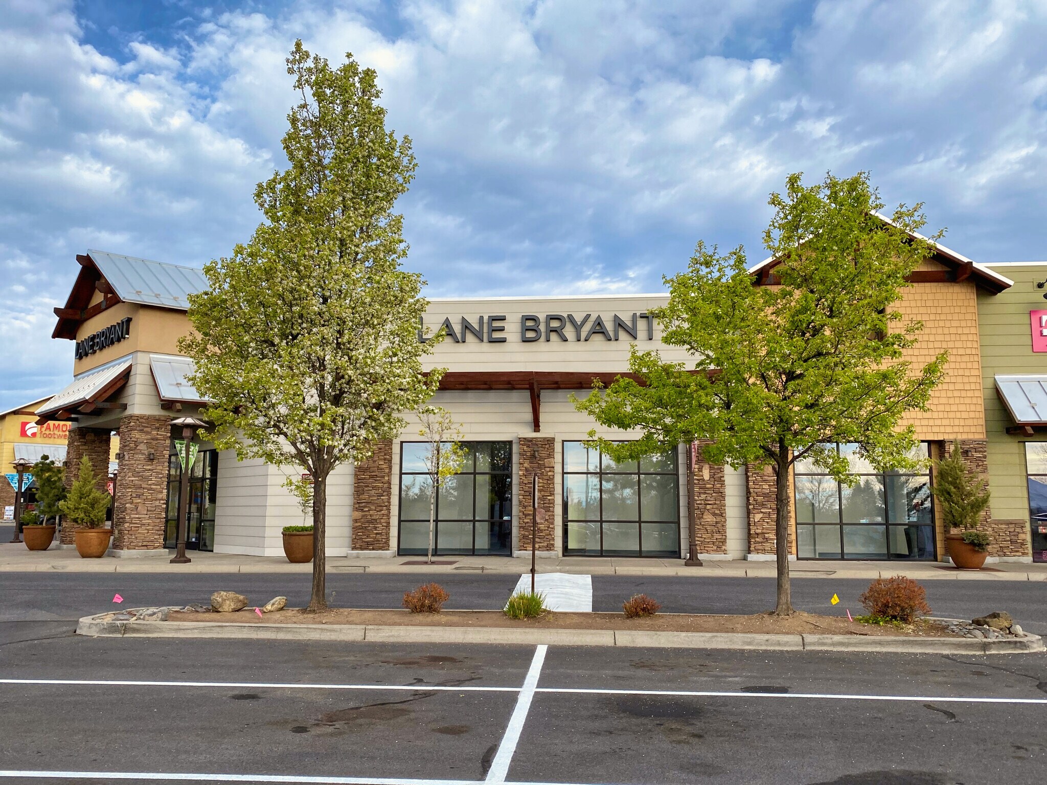 Cascade Village Shopping Center Bend Oregon - s6af7bf