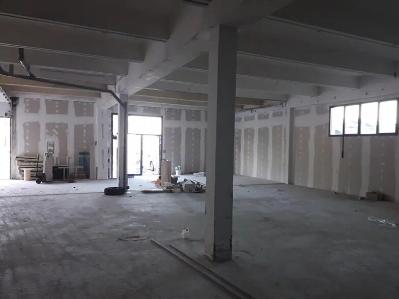 Industrial in Besançon for lease - Interior Photo - Image 1 of 5