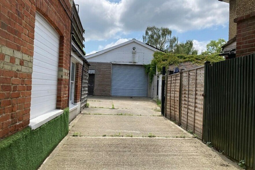 4 Guildford Rd, Bagshot for lease - Building Photo - Image 2 of 4