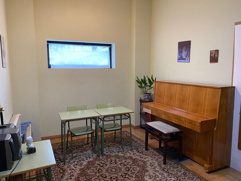 Retail in Santiago de Compostela, La Coruna for sale - Interior Photo - Image 2 of 34