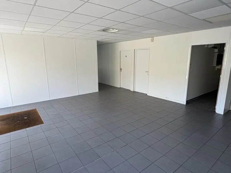 Office in Saint-Priest for lease - Building Photo - Image 2 of 11