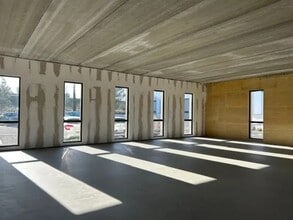 Office in Lançon-Provence for lease Interior Photo- Image 2 of 4