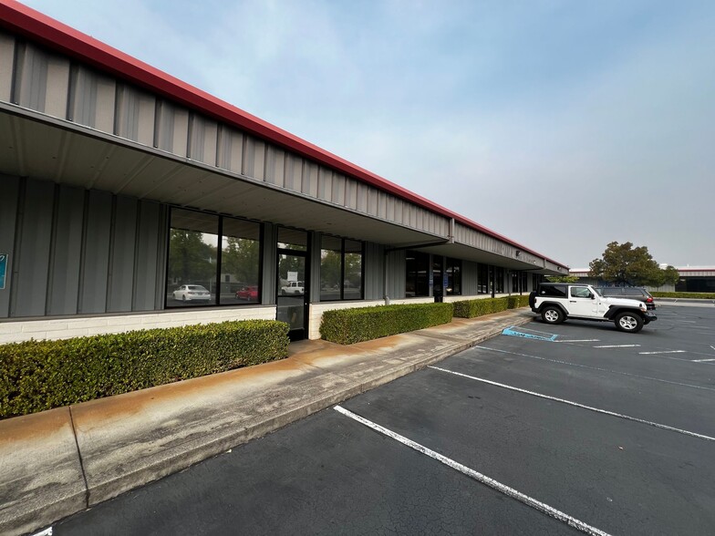 3054-3070 Crossroads Dr, Redding, CA for lease - Building Photo - Image 2 of 17