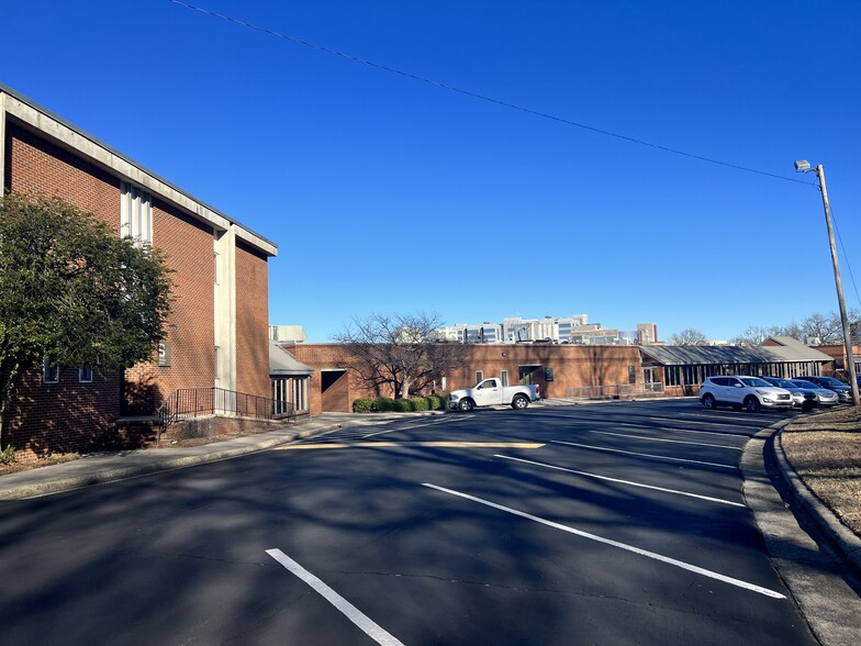 624 Quaker Ln, High Point, NC for sale - Building Photo - Image 1 of 6