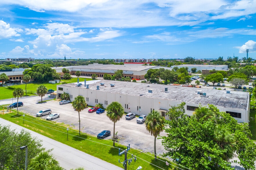 1498 NW 3rd St, Deerfield Beach, FL for lease - Building Photo - Image 3 of 9