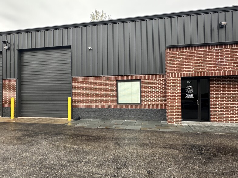 1717-1721 Oak Dr, Mchenry, IL for sale - Building Photo - Image 3 of 18