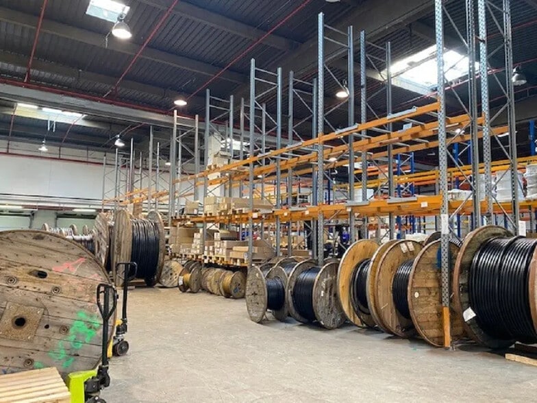 Flex in Gennevilliers for lease - Interior Photo - Image 2 of 5