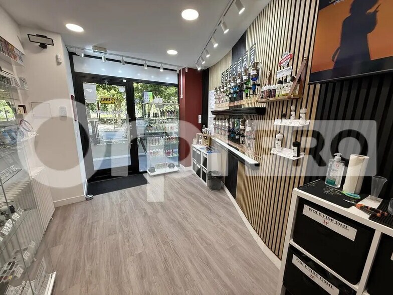 Retail in Le Havre for lease - Interior Photo - Image 3 of 9