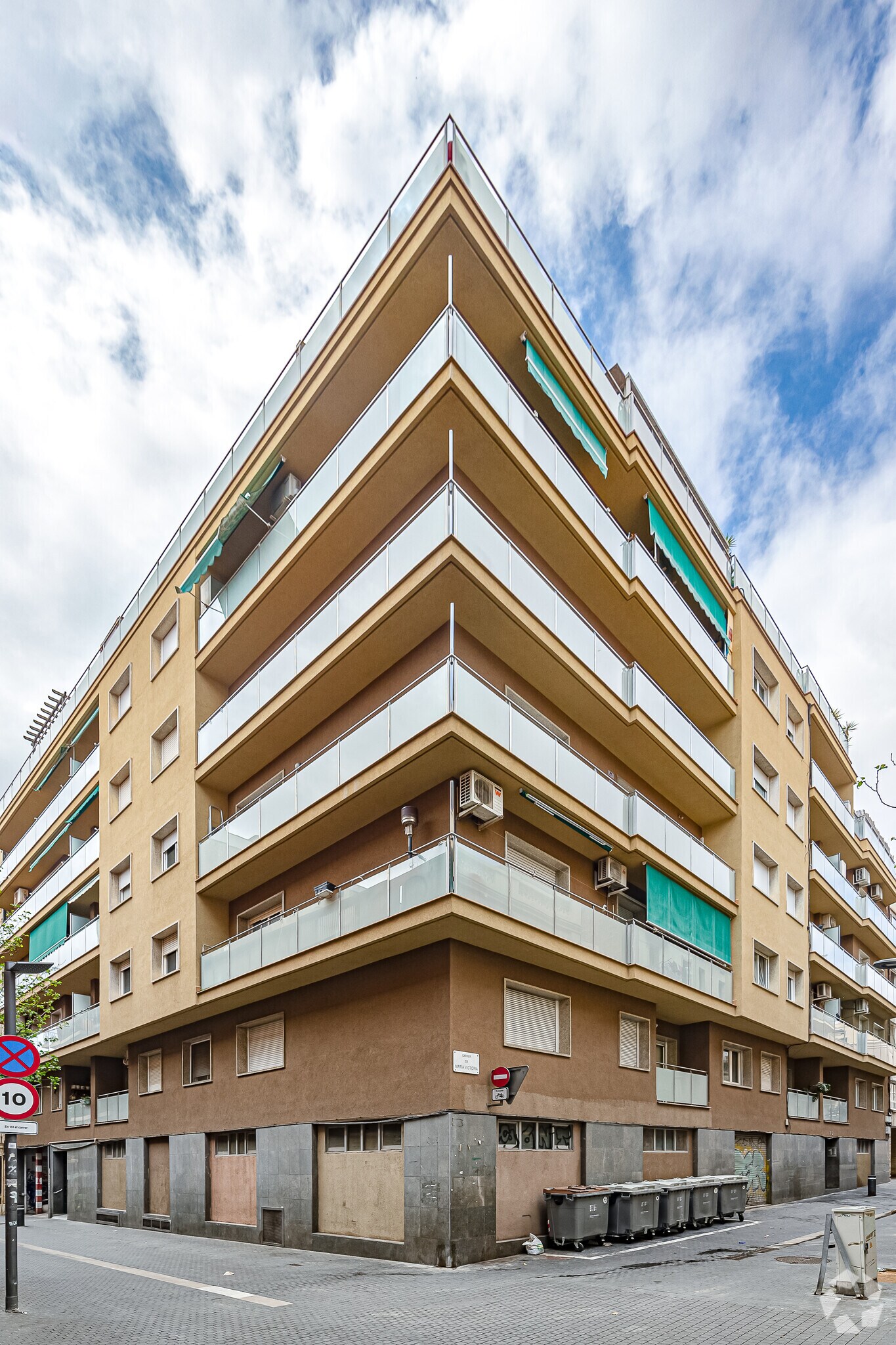 Retail in Barcelona, Barcelona for lease Primary Photo- Image 1 of 2