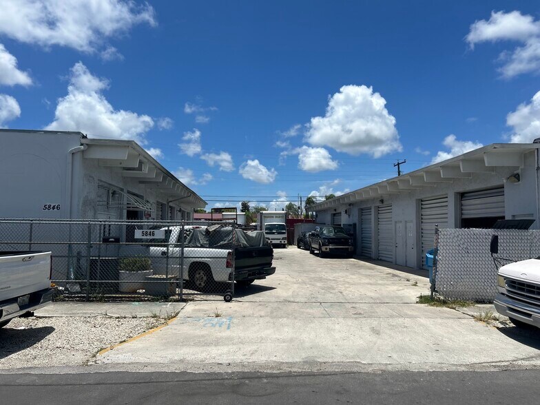 5840-5846 Funston St, Hollywood, FL for lease - Building Photo - Image 1 of 15