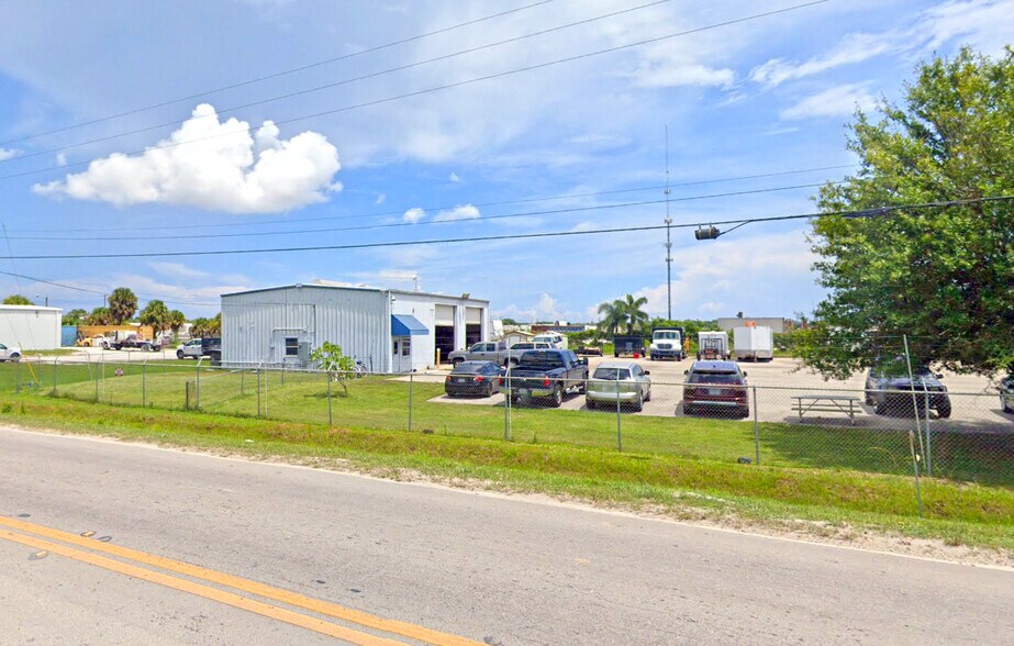 3850 S Selvitz Rd, Fort Pierce, FL 34981 Warehouse with Fenced Yard