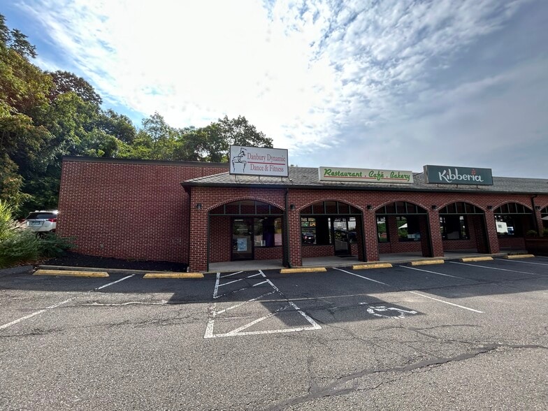 93 Mill Plain Rd, Danbury, CT for sale - Building Photo - Image 1 of 1