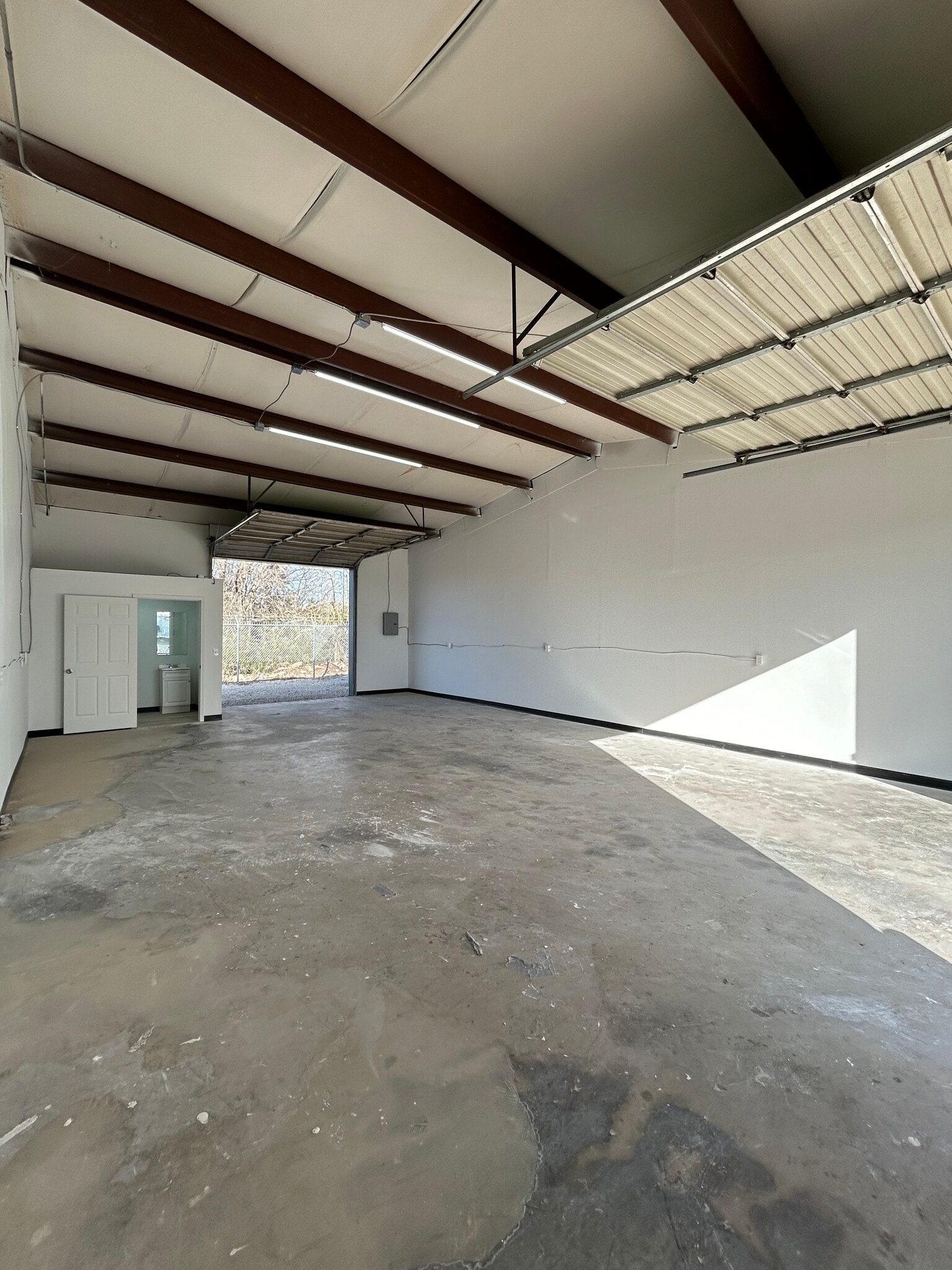 5051 David Strickland Rd, Fort Worth, TX for lease Interior Photo- Image 1 of 3