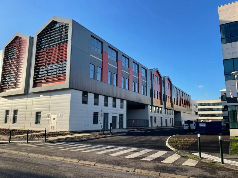 Office in Nanterre for lease - Building Photo - Image 1 of 12