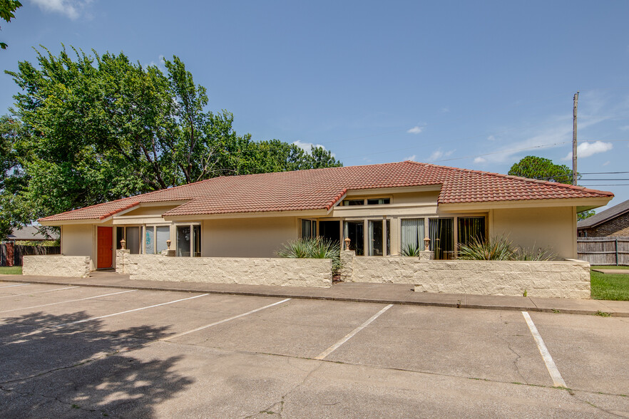 3105 W Arkansas Ln, Dalworthington Gardens, TX for sale - Building Photo - Image 1 of 1