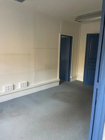 Office in Paris for lease - Interior Photo - Image 2 of 4