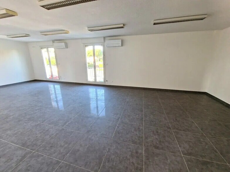 Office in Le Cannet for lease - Interior Photo - Image 2 of 8