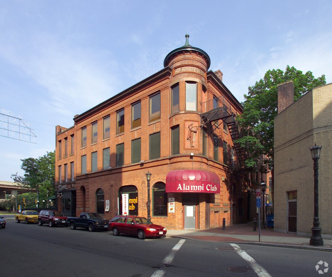 8286 Worthington St, Springfield, MA 01103