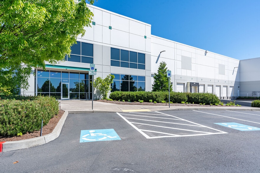 19295-19375 NE Riverside Pky, Portland, OR for lease - Primary Photo - Image 1 of 6