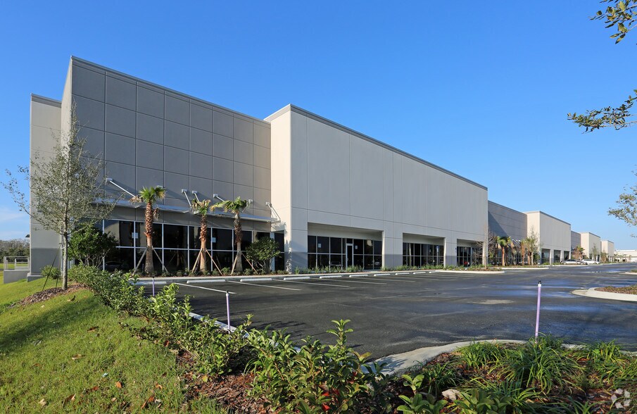 7433 Emerald Dunes Dr, Orlando, FL for lease - Building Photo - Image 2 of 7