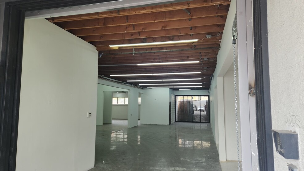 543 N Fairfax Ave, Los Angeles, CA for lease - Interior Photo - Image 3 of 6