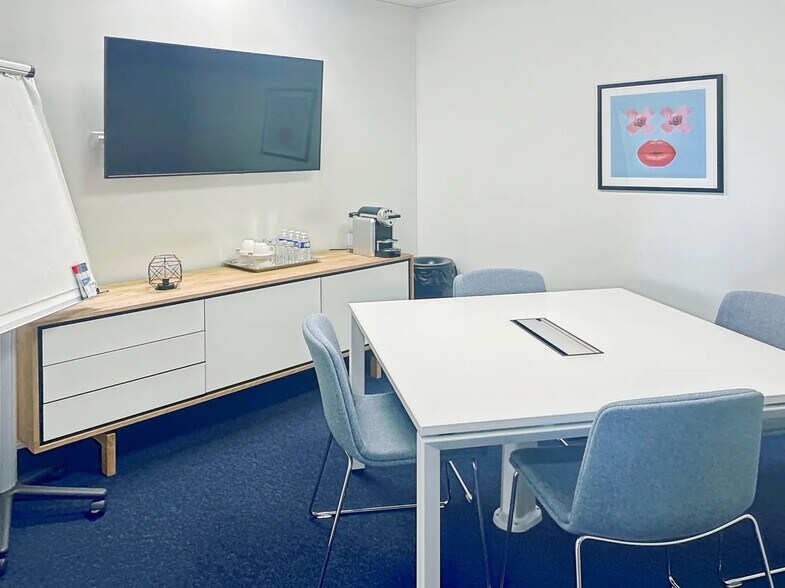 18 Rue Du Bourg Nouveau, Rennes for lease - Interior Photo - Image 1 of 10