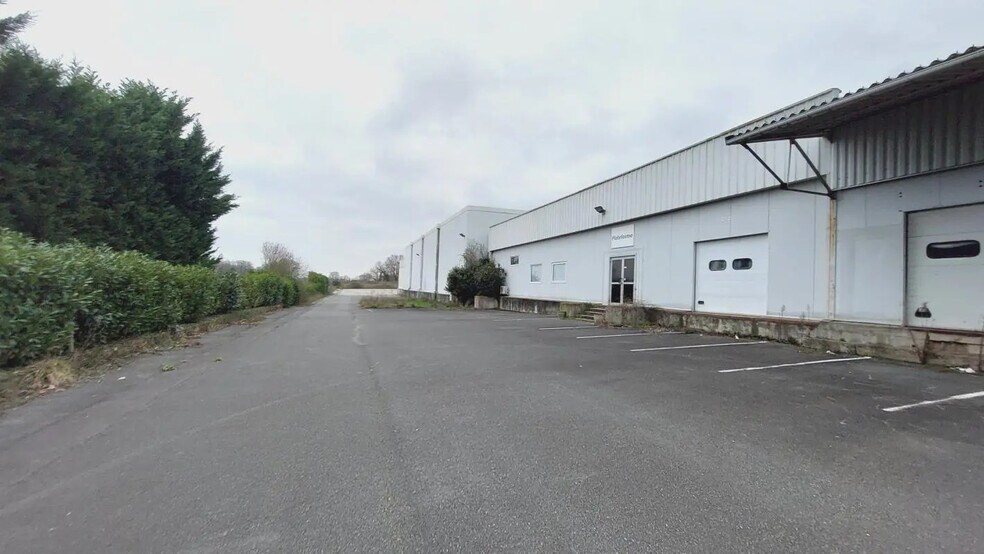 Flex in Poitiers for sale - Building Photo - Image 3 of 5