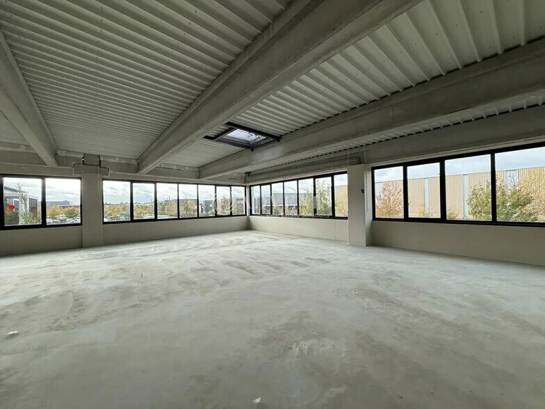 Retail in Collégien for lease - Building Photo - Image 3 of 12