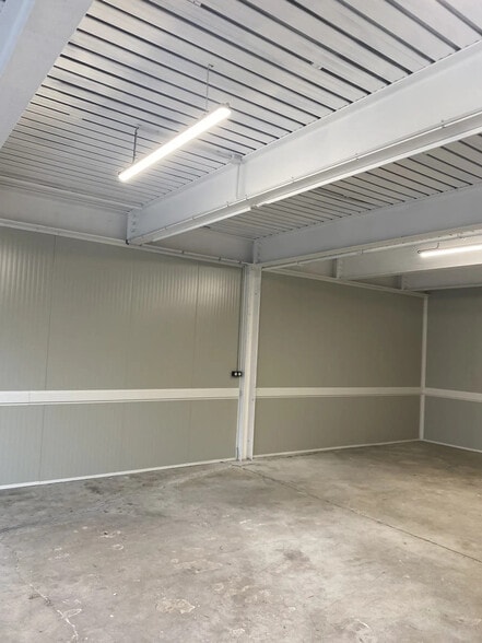 Flex in Saint-Pierre-la-Palud for lease - Interior Photo - Image 3 of 5