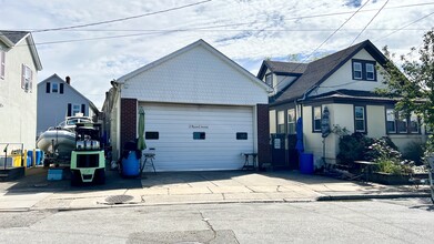 11 Maxwell Ave, Oyster Bay, NY for lease Building Photo- Image 1 of 4