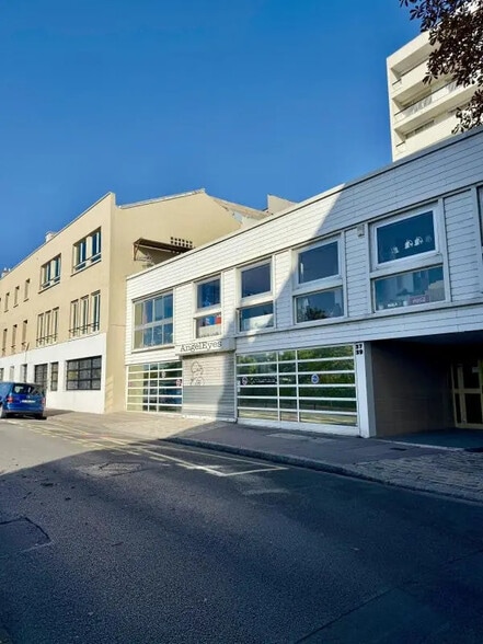 Flex in Courbevoie for lease - Building Photo - Image 1 of 8