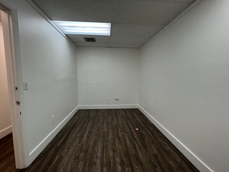 17800-17860 W Dixie Hwy, North Miami Beach, FL for lease - Building Photo - Image 3 of 9