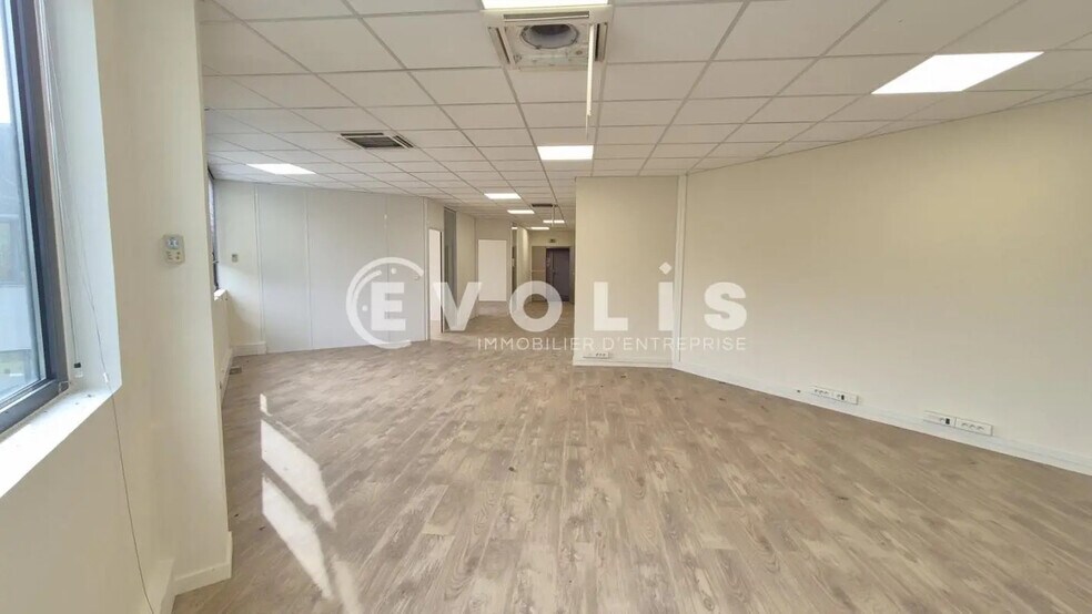 Office in Montévrain for lease - Interior Photo - Image 2 of 13