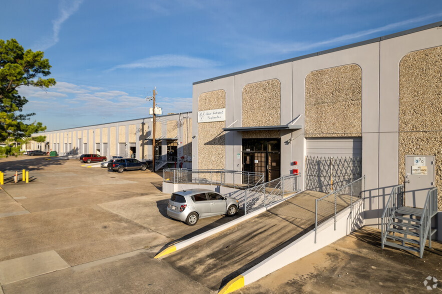 3800-3898 W 11th St, Houston, TX for lease - Primary Photo - Image 1 of 3