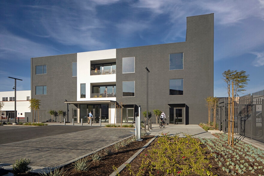 17434 Bellflower Blvd, Bellflower, CA for lease - Building Photo - Image 2 of 2