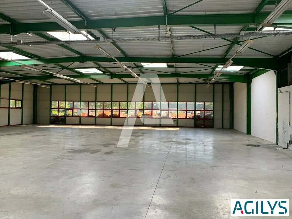 Location Entrepôt 2 003 m² - Photo 1