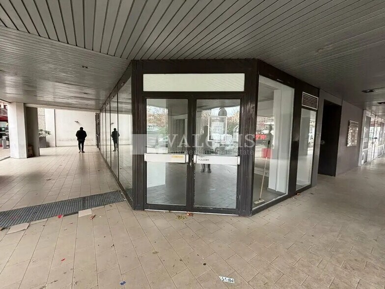 Retail in Lyon for lease - Building Photo - Image 2 of 3