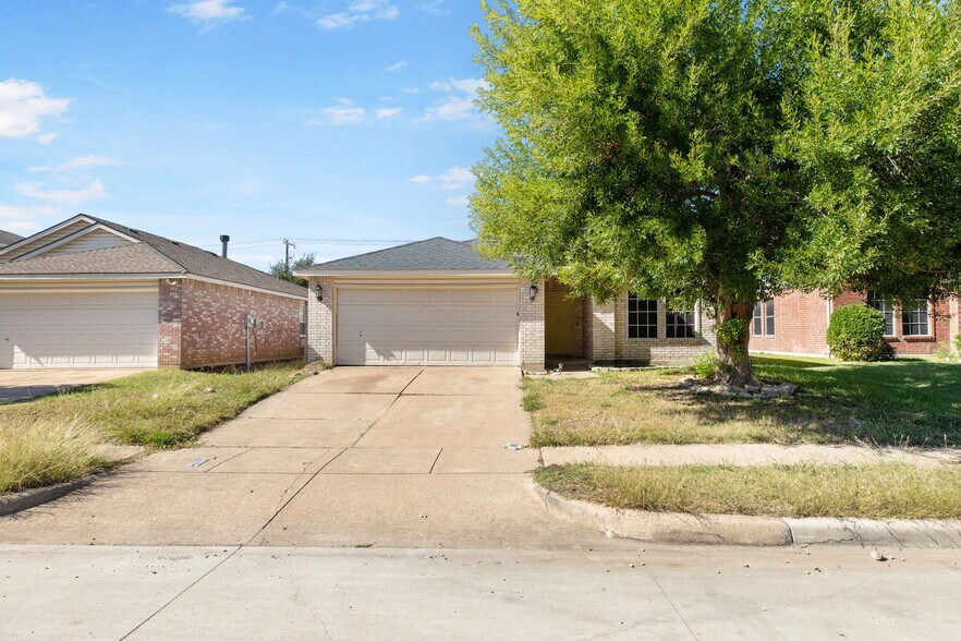 8704 Hunters Creek Dr, Fort Worth, TX for sale - Primary Photo - Image 1 of 3