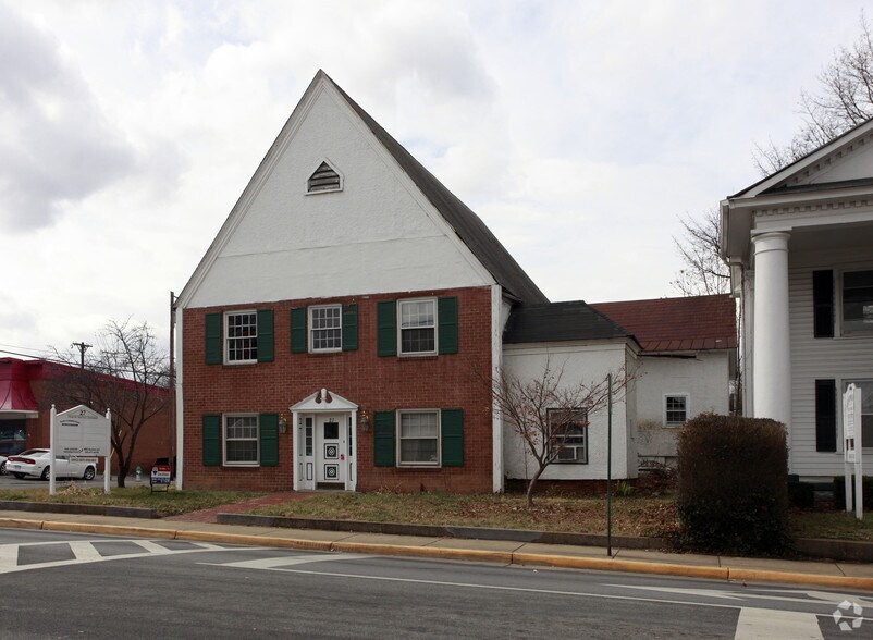 27 S Royal Ave, Front Royal, VA 22630 Boswell Building