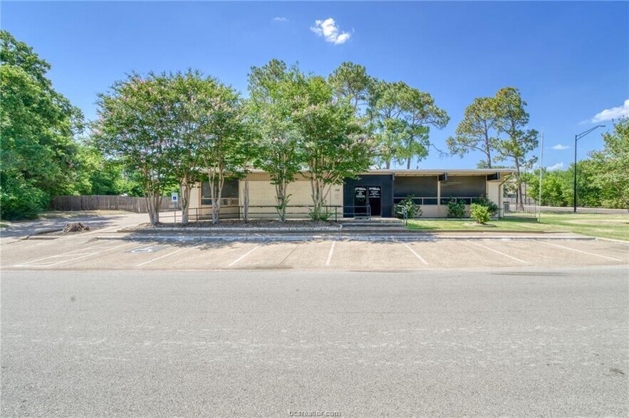 100 Brookside Dr W, Bryan, TX for sale - Building Photo - Image 1 of 1