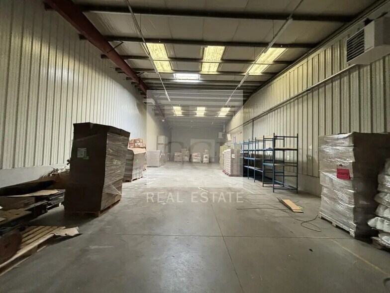 Flex in Beynost for lease - Interior Photo - Image 2 of 7