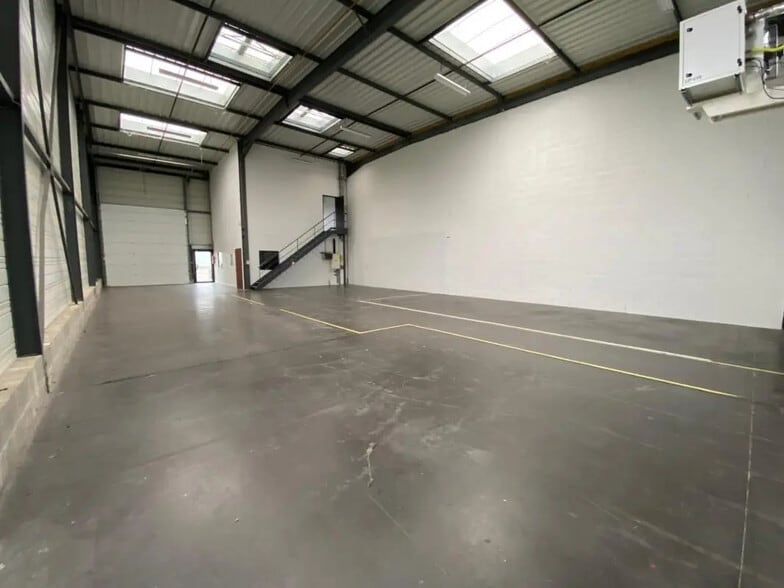 Office in Saint-Priest for lease - Interior Photo - Image 3 of 6