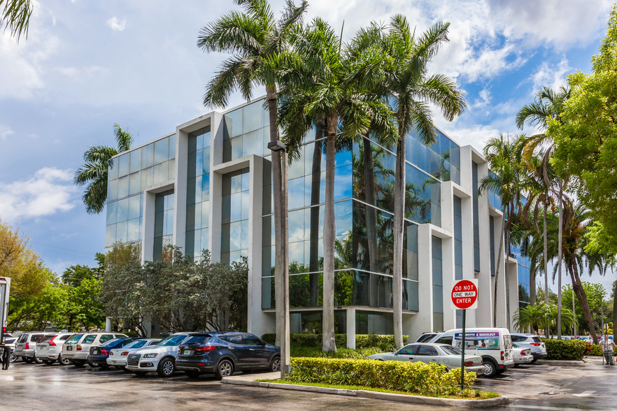 16853-16855 NE 2nd Ave, North Miami Beach, FL for lease - Building Photo - Image 1 of 7