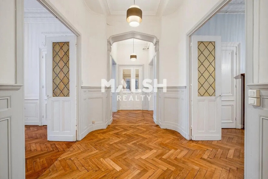 Office in Lyon for sale - Interior Photo - Image 1 of 10