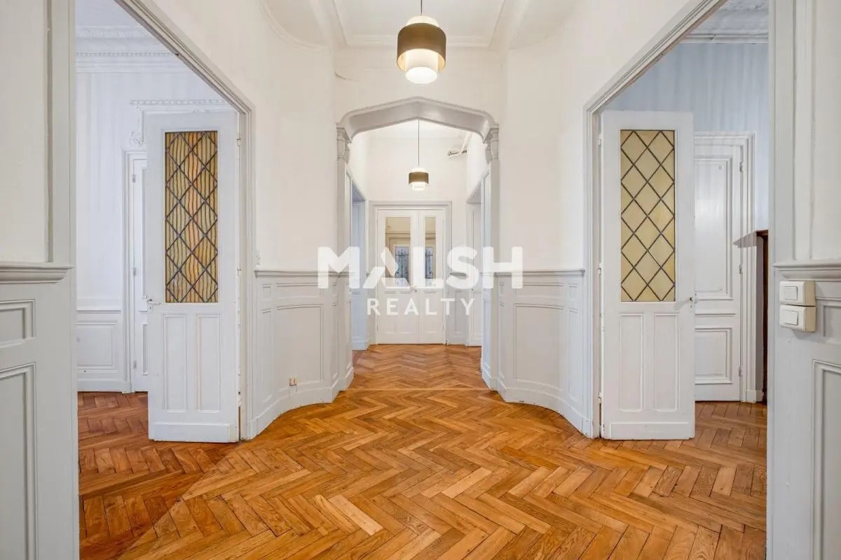 Office in Lyon for sale Interior Photo- Image 1 of 11