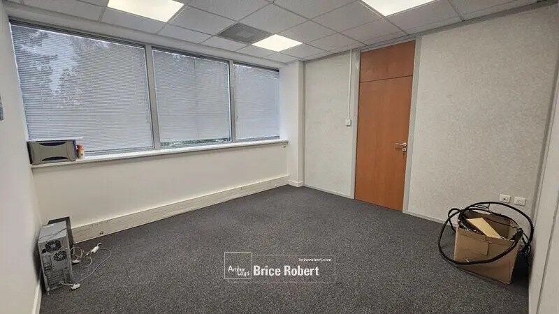 Office in Saint-Priest for lease - Interior Photo - Image 2 of 9
