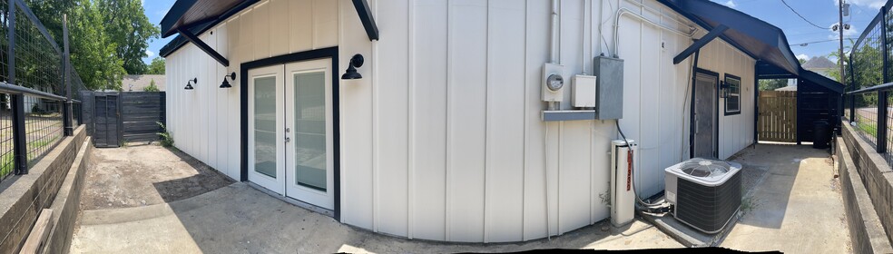 1330 Avenue N, Huntsville, TX for lease - Building Photo - Image 2 of 7